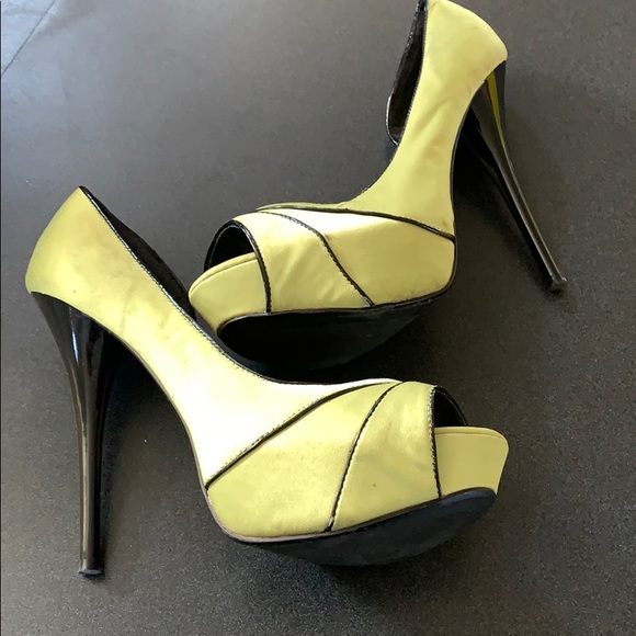 Lime green and black high heel shoe - Picture 2 of 8